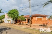 Linda casa à venda no bairro Guarujá | Imóvel conta com 3 dormitórios sendo uma suite, sala de estar e jantar, cozinha, 2 banheiros reformados, dependência de empregada, garagem para 2 carros, portão 