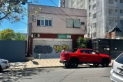 Vende apartamento de 02 dormitórios, sala, cozinha, banheiro e área fechada.&lt;BR&gt;01 lance de escada, bairro com toda infra estrutura, comércios, supermercados, farmácias e Shopping. 300 m da Shop