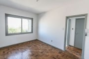 Excelente apto. de 01 dormitorio reformado,, no bairro Cidade Baixa , com 50m2, de área privativa, de frente no último andar com terraço , cozinha com armários, banheiro social com ventilação direta, 