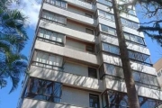 Excelente apartamento de 3 dormitórios, no bairro Moinhos de Vento, com 158 m² de área privativa, 1 suíte com closet e sacada, 1 banheiro social, lavabo, living para 2 ambientes com sacada e churrasqu