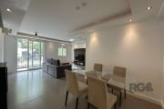 Excelente apartamento MOBILIADO E EQUIPADO. &lt;BR&gt;3 dormitórios ( transformado em 2 com living estendido), suíte, living amplo, mais 1 banheiro social e  1 vaga de garagem escriturada. Ele ainda p