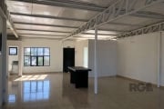 Conjunto comercial para locação, no bairro Vila Ipiranga, frente, piso frio, ótima iluminação e bem arejado, 2 banheiros, sol da manhã. A área privativa é de 115m². Ótima localização, com fácil acesso