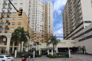 Apartamento de três dormitórios, transformado em dois, com suíte, totalmente mobiliado, com living estendido, banho social, cozinha americana, móveis planejados em todos os ambientes, split instalado 