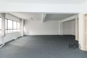 Sala com 95 m² de área total sendo 85 m² de área privativa com 02 ar condicionados e 02 lavabos, piso carpet, forro de gesso, luminárias, 3º andar, fundos, posição solar leste, próximo à rua General J