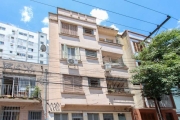 Ótimo apartamento térreo no Centro Histórico de Porto Alegre/RS. Com 53,00m² de área privativa, conta com 1 dormitório,  com peças amplas, muito arejado, living  dois ambientes, banheiro social, cozin