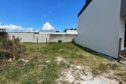 Terreno de 7x18 metros (126m²) em localização privilegiada! Sem vizinhos ao lado, proporcionando mais privacidade e tranquilidade. Situado em uma rua sem saída, com fácil acesso à Av. Juca Batista, ao