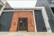 Libertas Imobiliária aluga loja comercial com aproximadamente 350m² no bairro São João.&lt;BR&gt;&lt;BR&gt;Imóvel dispõe de 4 escritórios e 4 banheiros,  cozinha industrial, depósitos, área de serviço