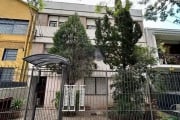 Apartamento com localização privilegiada na Rua Augusto Severo, bairro São João, próximo do Bourbon. O imóvel conta com 02 dormitórios, 01 banheiro, ótima sala de estar e cozinha equipada. Ambiente co