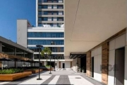 Apartamento  belíssimo de 02 dormitórios decorado por arquiteto renomado, com moveis de fino acabamento de alto padrão. Possui suíte e churrasqueira. &lt;BR&gt;Posição solar com sol da tarde. Condomín