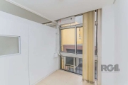 Sala/Conjunto com 71m² de área privativa, no bairro Centro Histórico, com divisórias, recepção, 1 banheiro, piso frio e teto de gesso com luminárias. Condomínio com portaria 24h e 4 elevadores. Edifíc