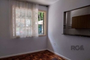 Apartamento de 01 Dormitório, andar térreo de frente no Bairro Santana com sala, cozinha e e armários. Dormitório com roupeiro e banheiro.