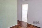 Excelente apartamento com 03 dormitórios, sala ampla, cozinha e banheiro. Possui ótima orientação solar, muito arejado e iluminado com estacionamento rotativo com vagas para todos moradores. Condomíni