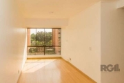 Excelente apartamento semimobiliado com 60m²,  02 dormitórios com armários, 01 banheiro com box e armários, cozinha com armários, área de serviço, sacada, lareira e boa posição solar. Condomínio com 0