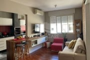 Apartamento de 1 dormitório com suíte americana, ultimo andar, com churrasqueira, desocupado, banheiro totalmente reformado com revestimento de alto padrão). Móveis planejados no quarto, sala e cozinh