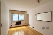 Apartamento semimobiliado de 49m², 1 dormitório, living para 2 ambientes, cozinha ampla com área de serviço conjugada e 1 banheiro.  &lt;BR&gt;&lt;BR&gt;Prédio com elevador e portaria. Excelente local