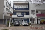 Prédio comercial com 170 m² de área privativa, no bairro Petrópolis, com três pavimentos. PAVIMENTO TÉRREO: 01 Recepção, 01 sala de reuniões, lavabo, 03 sala-escritórios, 01 Cozinha, 01 depósito, e es