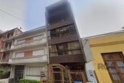 Apartamento de 1 quarto com 58m², localizado no centro histórico em uma área super segura e de fácil acesso, com a vantagem de estar em uma zona militar, próximo ao Gasômetro. O prédio é bem estrutura