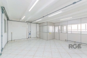 Depósito com 250m² de área total, no bairro Navegantes, com área de depósito 170m², vão livre de 9m e piso de concreto polido, mezanino de 70m², 3 banheiros, escritório com três salas, duas vagas fron