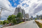 Apartamento de 2 dormitórios no bairro Petrópolis. Sol manhã e tarde, frente, living dois ambientes, sacada com churrasqueira, um dos dormitórios suíte, banheiro social, cozinha e área de serviços. Du