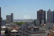 Cobertura 3 dormitórios com vista para o Guaíba bairro Menino Deus Porto Alegre: Reformada e semi-mobiliada, essa ampla cobertura conta no seu primeiro andar com cozinha americana, living para 2 ambie