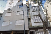 Apartamento térreo de dois dormitórios no Centro Histórico de Porto Alegre, living para dois ambientes, banheiro social, cozinha e área de serviço.&lt;BR&gt;Apartamento localizado na Rua Riachuelo em 