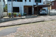 Casa estilo sobrado com 03 quartos, sendo uma suíte com 2 sacadas, ótima posição solar com ventilação cruzada, possuí grande área com churrasqueira e pátio com árvores frutíferas. Protegida por sistem