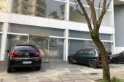 Lojão 165,27 m², com pé direito duplo, mezanino, muita vitrine de vidro (12 metros), área de 180 m²,  em avenida de grande fluxo de pedestres e veículos.&lt;BR&gt;Possui potencial de locação de R$ 8 m