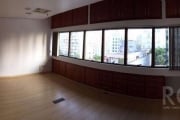 Excelente sala comercial na Padre Chagas, Porto Alegre, localizada na parte mais nobre e valorizada do.&lt;BR&gt;Sala com garagem, desocupada, recepção, banheiro e duas entradas.&lt;BR&gt;Prédio com p