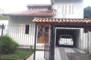 Casa estilo sobrado, 3 dormitórios, sendo 1 suíte com closet, 2 banheiros e 2 vagas/box de estacionamento, no bairro Camaquã zona sul de Porto Alegre, próximo ao .&lt;BR&gt;&lt;BR&gt;Linda residência,