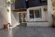 APARTAMENTO 1 DORMITÓRIO NO CORAÇÃO DO BAIRRO BOM FIM!! Com amplo pátio, de fundos, com 1 dormitório, 1 banheiro, 1 cozinha e área de serviço! Bem próximo ao Parque da Redenção, do Centro, do Zaffari 