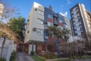 Cobertura com 3 amplos dormitórios, no bairro Tristeza, em Porto  Alegre/RS. Living 3 ambientes com sacada integrada, cozinha e área de serviço separada, dois banhos sociais. Andar superior com duas s