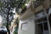 No Centro Histórico, apartamento de 2 dormitórios, sendo uma suíte, living para 2 ambientes, cozinha e área de serviço separada, lavabo com possibilidade de colocação de chuveiro, três lances de escad