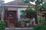 Casa de 2 dormitórios no Partenon. Living 2 ambientes, banheiro social, cozinha ampla, edícula com 2 dormitórios extras, churrasqueira e garagem para 4 carros.  Excelente localização, a poucas quadras