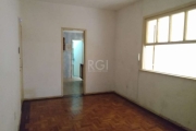 Apartamento no Centro de Porto Alegre com 03 dormitórios, em excelente localização, possui living para dois ambientes, cozinha espaçosa, banheiro auxiliar, pátio, churrasqueira, despensa. Piso em parq