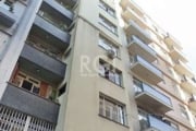 Ótimo apartamento de 3 dormitórios, transformados em 2, mas de fácil reversão, em prédio bem localizado no centro de Porto Alegre. Peças amplas, piso em parquet, banheiros social e auxiliar, além de l