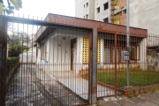 Terreno 9,90x36,30 com casa de alvenaria construída, no bairro Higienópolis, proximidades da Couto de Magalhães.&lt;BR&gt;Juntamente com dois terrenos vizinhos e lindeiros, formam uma área de 1.080m²,