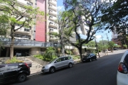 Sala comercial com área privativa de 38 metros quadrados localizada em excelente ponto comercial, quase na esquina da Avenida Carlos Gomes, no bairro Três Figueiras. O imóvel conta com divisórias inte