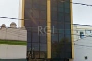 Sala Mobiliada, bairro Menino Deus, Porto Alegre, piso porcelanato cinza novo, balcão de granito preto ora café novo, banheiro privativo, 26 m² privativos, condomínio baixo, aceita permuta.&lt;BR&gt;&