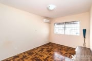 Ótimo apartamento lateral e fundos, com 3 (três) dormitórios, banheiro social e banheiro auxiliar. Hall de entrada, amplo living de 2 ambientes, cozinha semi-mobiliada, área de serviço separada com ba