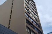 Vende duas salas transformadas em uma  com 104,56m² privativos, dois banheiros, piso laminado, iluminada, boa vista para rua, na Vigário José Inácio, edifício com portaria, 2 elevadores.