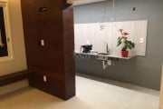 Apartamento totalmente mobiliado (inclusive eletrodomésticos), um dormitório, suíte e closet, lavabo, cozinha, sala de estar e área de serviço. &lt;BR&gt;Possui elevador, vaga de garagem esciturada e 