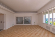 Vende-se lindíssimo apartamento, clássico no coração do Moinhos de Vento. Hall de entrada espelhado, living amplo em 3 ambientes, 3 dormitórios sendo 1 suíte, vista perene, bem iluminado e arejado, co