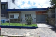 Excelente casa com edícula, em ótima localização no bairro São Pedro. Casa principal com três dormitórios, banheiro, sala e cozinha, área de serviço separada, pátio e edícula com dois quartos, banheir