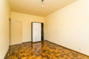 Amplo 01 dormitório, espaçoso e grande sala estar/jantar, piso em parquet,  Banheiro Social e  Cozinha ampla, reformados,  em ótimo estado,, amplas janelas com persianas e pé direito alto.  Área de Se