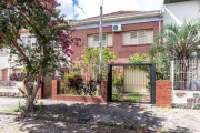 Casa com 2 andares, primeiro pavimento  garagem coberta para 1 carro e aberta para mais 1 carro, sala e lavabo, escritório, quintal da frente. Segundo pavimento, 2 dormitórios, 1 banheiro social, sala