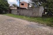 Excelente terreno de esquina, plano, em privilegiada localização, medindo 20,00m X 23,90m X 28,50m, com 2 casas de alvenaria, sendo uma pronta e a outra em acabamento.       &lt;BR&gt; Ótima opção par