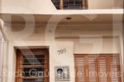 Descubra a sua nova casa no encantador bairro Menino Deus, em Porto Alegre. Esta residência possui 64 m² de área privativa e 83 m² de área total, ideal para você que busca conforto e praticidade. Com 