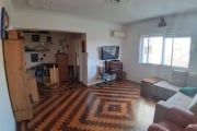 Apartamento de 3 dormitórios, hall de entrada, todo reformado, living amplo em 2 ambientes, lavabo, banho social, copa e cozinha, área de serviço independente e dependência de empregada..&lt;BR&gt; Pr