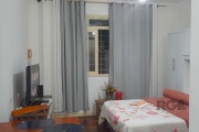 Lindo APARTAMENTO  JK  lateral  e  térreo,  26,32 m² com sala /quarto com piso  parquet,  cozinha  separada  com piso frio, banheiro  social  com  ventilação  natural. Fica a cama e o roupeiro. Aceita