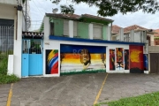 Casa com 4 quartos 2 banheiros, garagem 2 carros, CFTV, alarme, salão de festa que pode ser um apto com entrada independente, ligação pra junker, calçada com 9 MTS de largura, excelente para comércio 